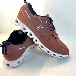 On Cloud 5 Waterproof Running Shoes, Women's Size 9.5 Cocoa/Frost MSRP $169.99